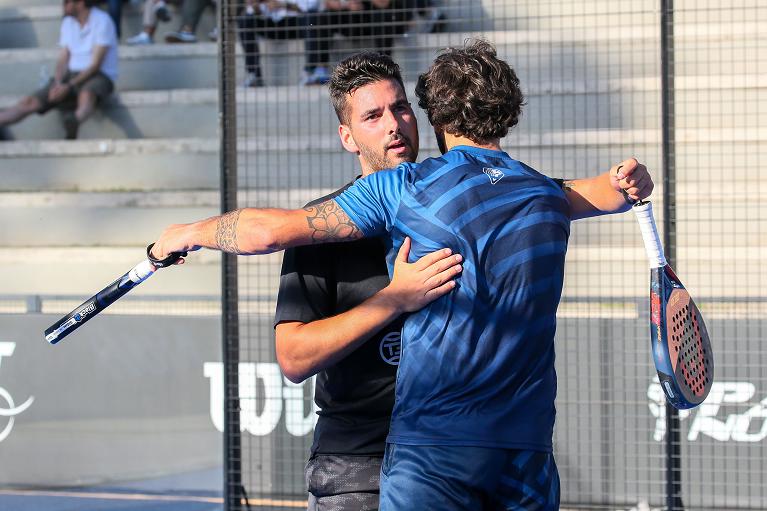 Federico Galli (in maglia azzurra e blu) abbraccia Edoardo Sardella dopo la vittoria su Luna /Grinda (Foto Sposito)